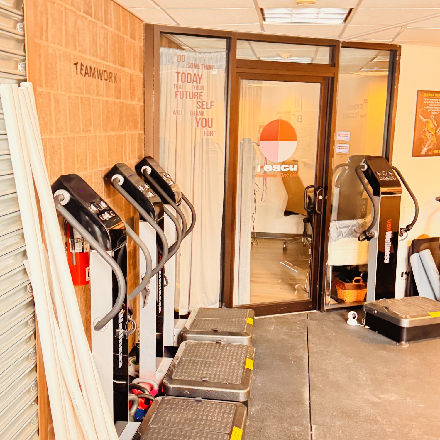 PEMF and vibration plate recovery floor at Rescu Wellness