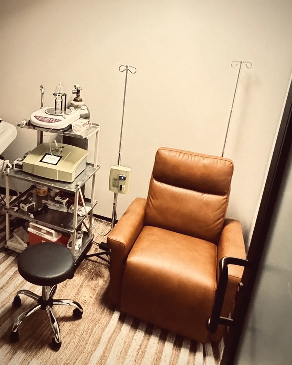 Private treatment room with a recliner for physician-administered ozone sessions